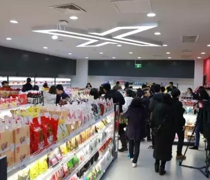 杭州昨日新增18例本土确诊病例，疫情防控形势严峻，市民需加强防护