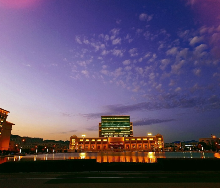 西北民族大学图书馆，在书页间听见黄河与沙漠的对话