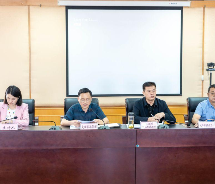 国庆首日高速工作人在服务区员为过往车辆服务/国庆高速服务区过夜收费吗