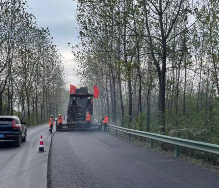 国庆首日高速工作人在服务区员为过往车辆服务/国庆高速服务区过夜收费吗