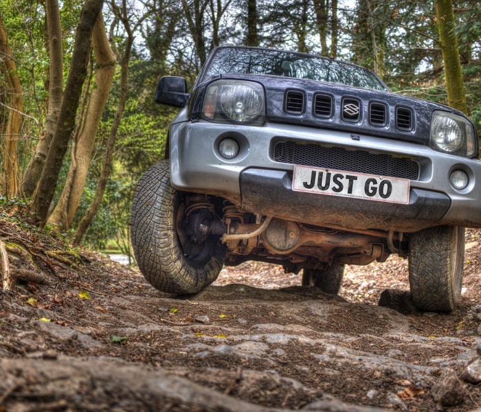 【铃木雨燕2025报价及图片/铃木雨燕2020款报价】