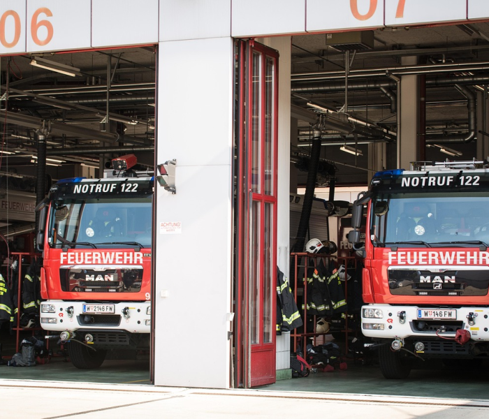 昆明怎么了消防车一直响/消防车警鸣 昆明怎么了消防车一直响/消防车警鸣