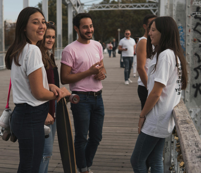 给大家讲解“微信链接斗牛房卡哪里有卖”详细房卡使用教程