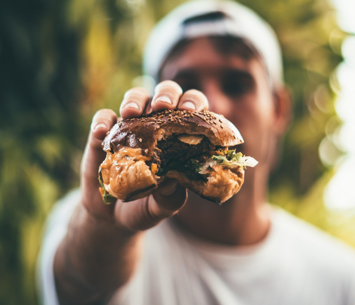 【上海男子囤菜赚百万被采取强制措施视频/上海男人买菜】