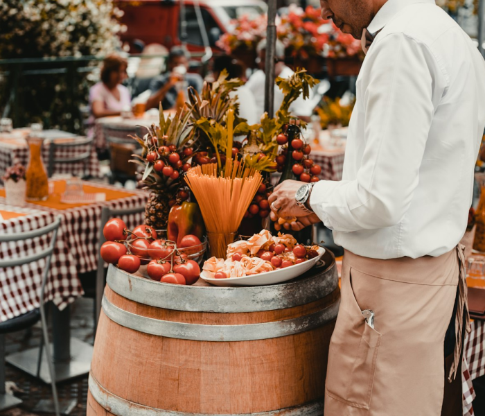 【上海男子囤菜赚百万被采取强制措施视频/上海男人买菜】