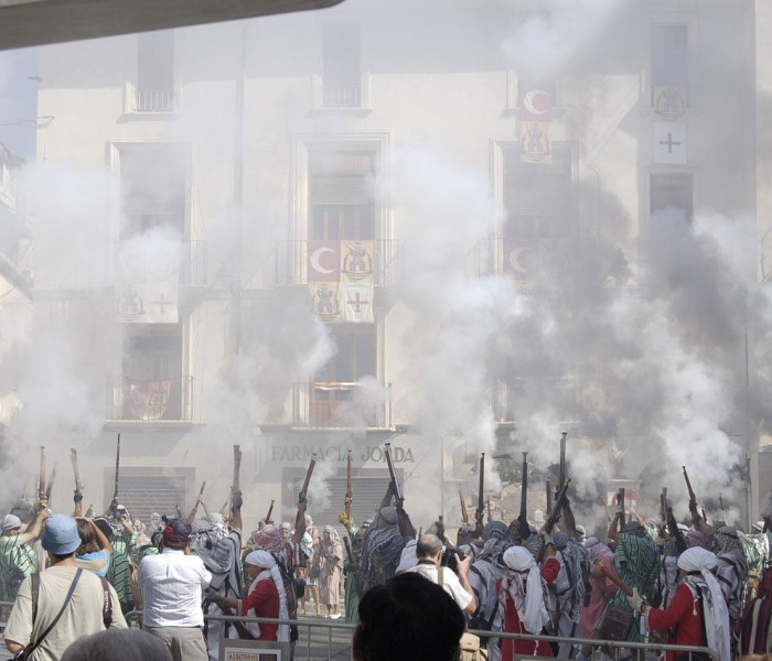 【新冠疫情爆发,全球陷入/新冠疫情在全球爆发】