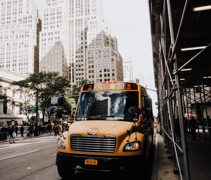 中型客车核载多少人最高时速（中型客车一般载客多少人）