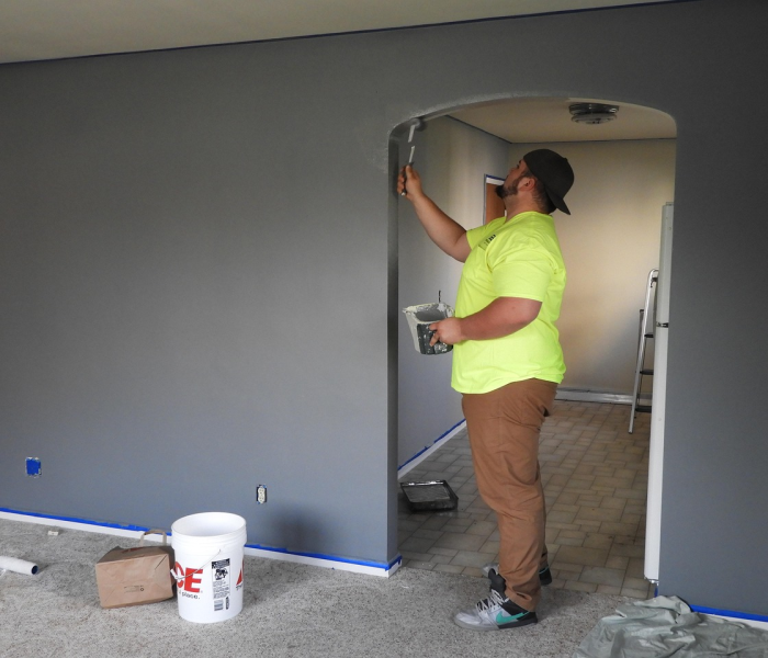 建方舱医院的工人/建设方舱医院的工人